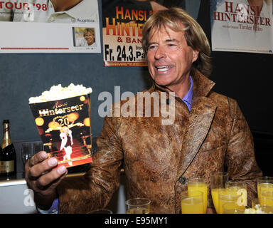 Kitzbuehel, Autriche. 20 Oct, 2014. Le chanteur Hansi Hinterseer pose avec une tasse de maïs soufflé au cinéthéâtre à Kitzbuehel, Autriche, 20 octobre 2014. Hinterseer présente son nouveau Live DVD et CD 'Das Beste zum Jubilaeum' à l'occasion de son 20e anniversaire de l'étape. PHOTO : URSULA DUEREN/dpa/Alamy Live News Banque D'Images