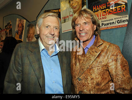 Kitzbuehel, Autriche. 20 Oct, 2014. Le chanteur Hansi Hinterseer (R) et le présentateur Karl Moik posent au cinéthéâtre à Kitzbuehel, Autriche, 20 octobre 2014. Hinterseer présente son nouveau Live DVD et CD 'Das Beste zum Jubilaeum' à l'occasion de son 20e anniversaire de l'étape. PHOTO : URSULA DUEREN/dpa/Alamy Live News Banque D'Images