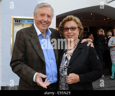 Kitzbuehel, Autriche. 20 Oct, 2014. Le présentateur Karl Moik et sa femme Edith arriver au cinéthéâtre à Kitzbuehel, Autriche, 20 octobre 2014. Le chanteur Hansi Hinterseer présente son nouveau Live DVD et CD 'Das Beste zum Jubilaeum' à l'occasion de son 20e anniversaire de l'étape. PHOTO : URSULA DUEREN/dpa/Alamy Live News Banque D'Images