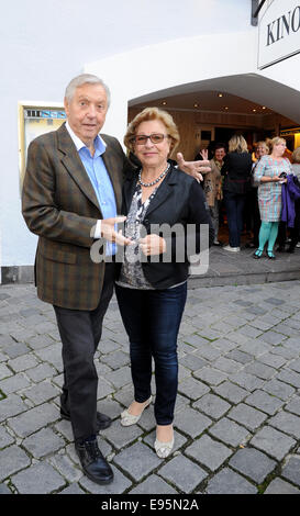 Kitzbuehel, Autriche. 20 Oct, 2014. Le présentateur Karl Moik et sa femme Edith arriver au cinéthéâtre à Kitzbuehel, Autriche, 20 octobre 2014. Le chanteur Hansi Hinterseer présente son nouveau Live DVD et CD 'Das Beste zum Jubilaeum' à l'occasion de son 20e anniversaire de l'étape. PHOTO : URSULA DUEREN/dpa/Alamy Live News Banque D'Images