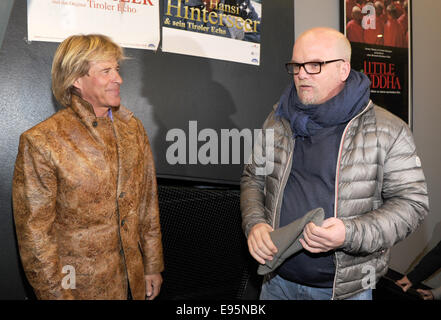 Kitzbuehel, Autriche. 20 Oct, 2014. Le chanteur Hansi Hinterseer (L) accueille le chanteur Gerry Friedle ('DJ' Revisions Ag) (R) à l'Cinéthéâtre à Kitzbuehel, Autriche, 20 octobre 2014. Le chanteur Hansi Hinterseer présente son nouveau Live DVD et CD 'Das Beste zum Jubilaeum' à l'occasion de son 20e anniversaire de l'étape. PHOTO : URSULA DUEREN/dpa/Alamy Live News Banque D'Images