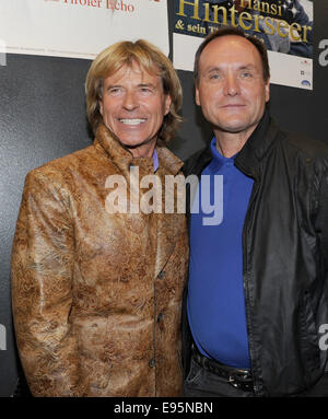 Kitzbuehel, Autriche. 20 Oct, 2014. Le chanteur Hansi Hinterseer (L) accueille Klaus Heidegger (R), rédacteur de la "Kurier" en Autriche, au Cinéthéâtre à Kitzbuehel, Autriche, 20 octobre 2014. Le chanteur Hansi Hinterseer présente son nouveau Live DVD et CD 'Das Beste zum Jubilaeum' à l'occasion de son 20e anniversaire de l'étape. PHOTO : URSULA DUEREN/dpa/Alamy Live News Banque D'Images