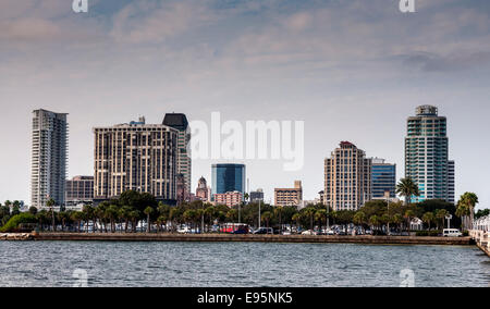 Les bâtiments au bord de l'eau à Saint-Pétersbourg, en Floride, USA Banque D'Images