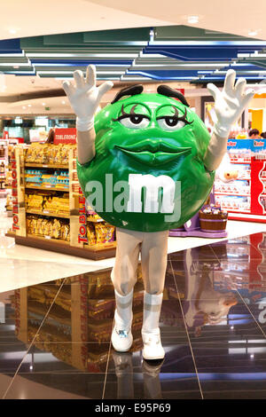 M&Ms bonbons publicité - un homme en costume de M&M, l'aéroport de Dubai Duty Free, ÉMIRATS ARABES UNIS Banque D'Images