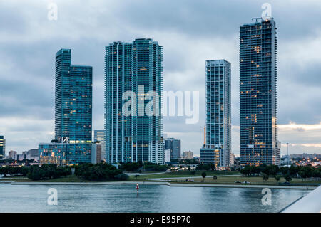 Les tours d'habitation au bord de l'eau à Miami, Floride, USA Banque D'Images