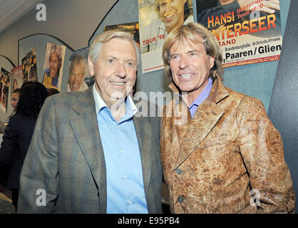 Kitzbuehel, Autriche. 20 Oct, 2014. Le chanteur Hansi Hinterseer (R) et le présentateur Karl Moik posent au cinéthéâtre à Kitzbuehel, Autriche, 20 octobre 2014. Hinterseer présente son nouveau Live DVD et CD 'Das Beste zum Jubilaeum' à l'occasion de son 20e anniversaire de l'étape. PHOTO : URSULA DUEREN/dpa/Alamy Live News Banque D'Images