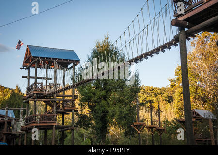 Un pont relie le bois de corde tours du tyroliennes à l'avant-poste dans le cours supérieur de la rivière fraîche, Géorgie, USA. Banque D'Images