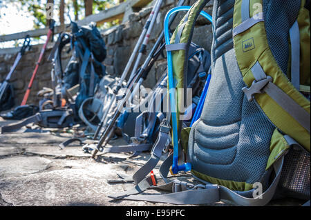 Sacs à dos pour les promeneurs et les bâtons de marche line le mur de pierre de la négliger à Neels Gap sur le sentier des Appalaches dans le Nord de la Géorgie. Banque D'Images