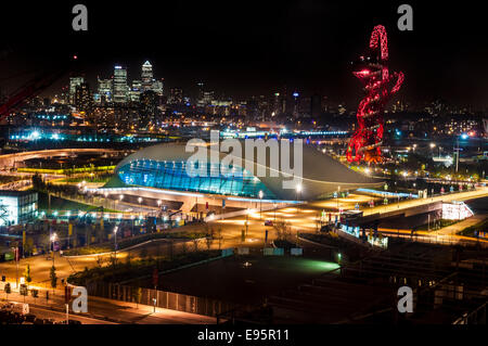 Vue nocturne du London Aquatics Centre par Zaha Hadid, Queen Elizabeth Olympic Park, Stratford, East London, Angleterre : Phillip Roberts Banque D'Images
