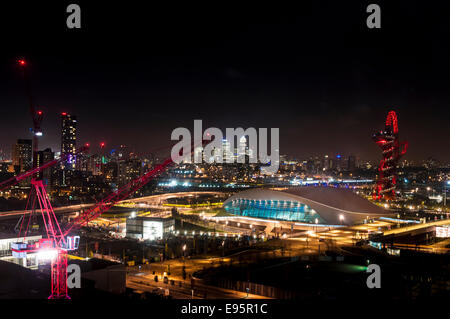 Vue nocturne du London Aquatics Centre par Zaha Hadid, Queen Elizabeth Olympic Park, Stratford, East London, Angleterre : Phillip Roberts Banque D'Images