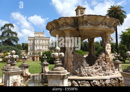 Fontaine romaine dans le 'Doria Pamphilj' park avec la villa en arrière-plan. Rome, Latium, Italie. Banque D'Images