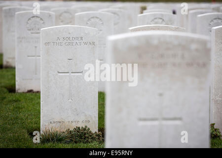 Pierres tombales au cimetière de Tyne Cot à Zonnebeke, Belgique. Banque D'Images