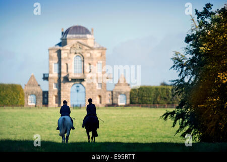 Les cavaliers Worcester approche Lodge (conçu par le célèbre architecte William Kent, 1746) dans la région de Badminton parc près de Tetbury, Glouce Banque D'Images