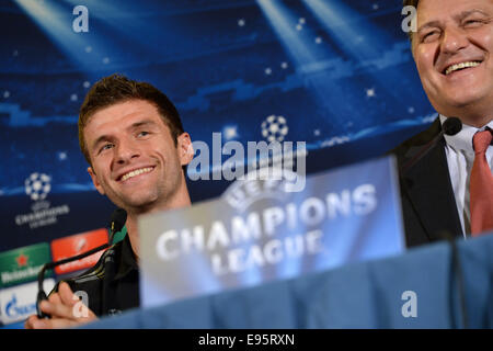 Rome, Italie. 20 Oct, 2014. Munich's Thomas Mueller (L) directeur de media Markus Hoerwick sourire pendant une conférence de presse à l'hôtel de l'équipe de Rome, Italie, 20 octobre 2014 avant de l'UEFA Champions League Groupe e match de foot entre que Rome et le FC Bayern Munich. Dpa : Crédit photo alliance/Alamy Live News Banque D'Images