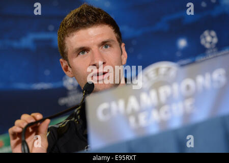 Rome, Italie. 20 Oct, 2014. Thomas Mueller Munich gestes lors d'une conférence de presse à l'hôtel de l'équipe de Rome, Italie, 20 octobre 2014 avant de l'UEFA Champions League Groupe e match de foot entre que Rome et le FC Bayern Munich. Dpa : Crédit photo alliance/Alamy Live News Banque D'Images