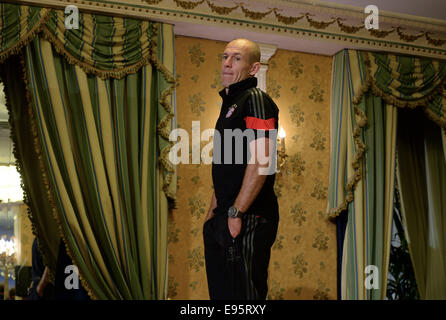 Rome, Italie. 20 Oct, 2014. La Munich Arjen Robben cherche sur après une conférence de presse à l'hôtel de l'équipe de Rome, Italie, 20 octobre 2014 avant de l'UEFA Champions League Groupe e match de foot entre que Rome et le FC Bayern Munich. Dpa : Crédit photo alliance/Alamy Live News Banque D'Images