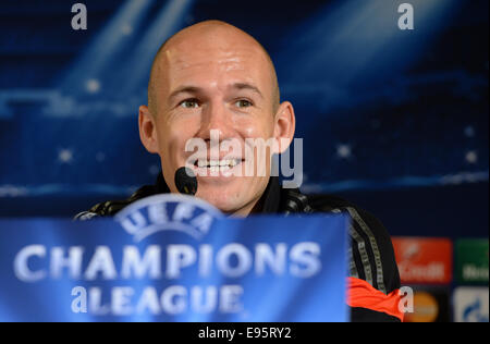 Rome, Italie. 20 Oct, 2014. La Munich Arjen Robben sourit lors d'une conférence de presse à l'hôtel de l'équipe de Rome, Italie, 20 octobre 2014 avant de l'UEFA Champions League Groupe e match de foot entre que Rome et le FC Bayern Munich. Dpa : Crédit photo alliance/Alamy Live News Banque D'Images