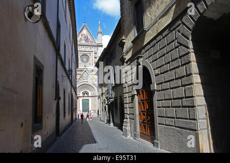 Vue de la cathédrale de Santa Maria Assunta. Orvieto, Ombrie. L'Italie. Banque D'Images