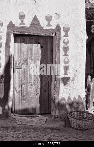 Porte d'une maison nubienne Assouan - Egypte . Banque D'Images