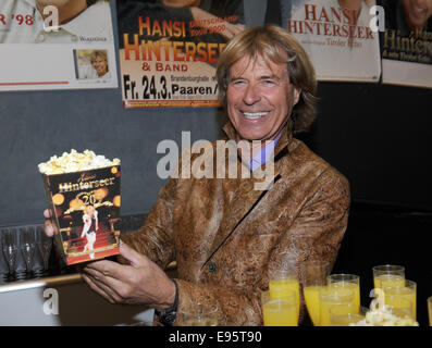 Kitzbuehel, Autriche. 20 Oct, 2014. Le chanteur Hansi Hinterseer pose avec une tasse de maïs soufflé au cinéthéâtre à Kitzbuehel, Autriche, 20 octobre 2014. Hinterseer présente son nouveau Live DVD et CD 'Das Beste zum Jubilaeum' à l'occasion de son 20e anniversaire de l'étape. Dpa : Crédit photo alliance/Alamy Live News Banque D'Images