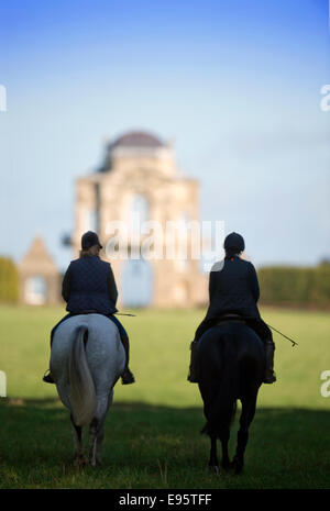 Les cavaliers Worcester approche Lodge (conçu par le célèbre architecte William Kent, 1746) dans la région de Badminton parc près de Tetbury, Glouce Banque D'Images