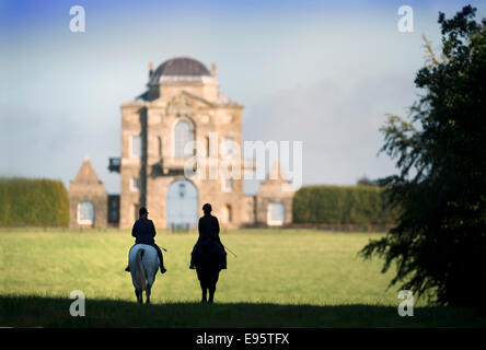 Les cavaliers Worcester approche Lodge (conçu par le célèbre architecte William Kent, 1746) dans la région de Badminton parc près de Tetbury, Glouce Banque D'Images