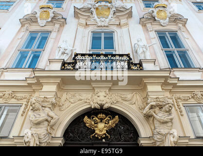 Façade du bâtiment décoré avec l'aigle impérial à deux têtes, Vienne Banque D'Images