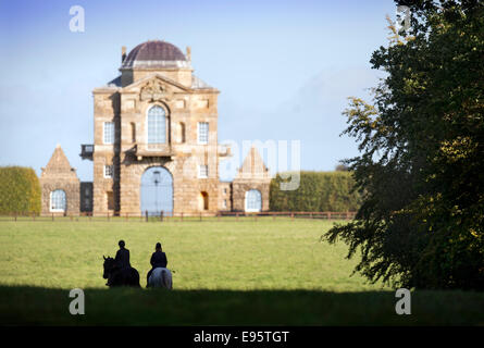 Les cavaliers Worcester approche Lodge (conçu par le célèbre architecte William Kent, 1746) dans la région de Badminton parc près de Tetbury, Glouce Banque D'Images