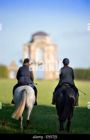 Les cavaliers Worcester approche Lodge (conçu par le célèbre architecte William Kent, 1746) dans la région de Badminton parc près de Tetbury, Glouce Banque D'Images