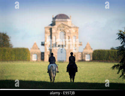 Les cavaliers Worcester approche Lodge (conçu par le célèbre architecte William Kent, 1746) dans la région de Badminton parc près de Tetbury, Glouce Banque D'Images