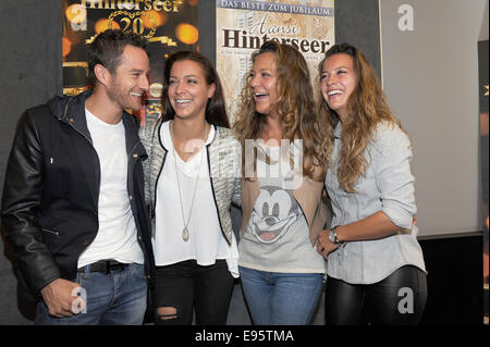 Kitzbuehel, Autriche. 20 Oct, 2014. Ramona Hinterseer (2e à partir de la R), ses filles Laura (R) et Jessica avec son petit ami Timo Scheider sourire au cinéthéâtre à Kitzbuehel, Autriche, 20 octobre 2014. Le chanteur Hansi Hinterseer présente son nouveau Live DVD et CD 'Das Beste zum Jubilaeum' à l'occasion de son 20e anniversaire de l'étape. Dpa : Crédit photo alliance/Alamy Live News Banque D'Images