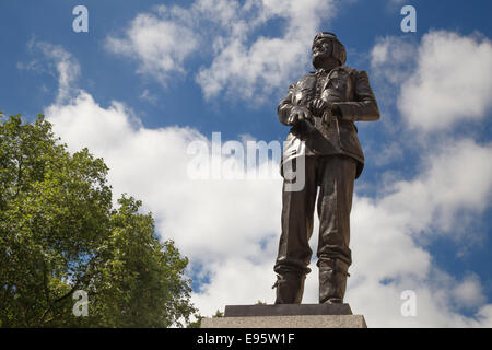 Statue en bronze de l'héros de la bataille d'Angleterre l'air chief marshall sir Keith park à Waterloo place dans le centre de Londres Banque D'Images