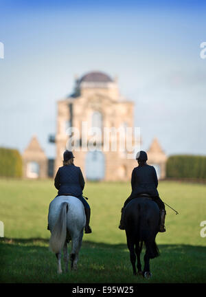 Les cavaliers Worcester approche Lodge (conçu par le célèbre architecte William Kent, 1746) dans la région de Badminton parc près de Tetbury, Glouce Banque D'Images
