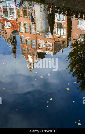 La réflexion de bâtiments le long d'un canal à Amsterdam, Pays-Bas Banque D'Images