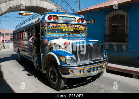 Bus de poulet coloré camioneta, Quetzaltenango, Guatemala Banque D'Images