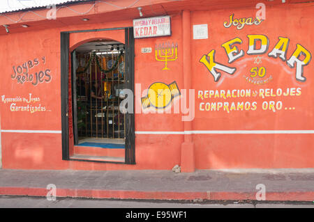 Jewish shop front, Kedar, watch repairs and gold, Quetzaltenango, Guatemala Banque D'Images