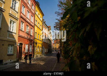 Varsovie, Pologne. Oct 11, 2014. Les piétons, les résidents locaux et les touristes, des maisons anciennes qui coin l'architecture de la vieille ville, dans le quartier de Stare Miasto Varsovie, Pologne, 11 octobre 2014. Photo : Thomas Eisenhuth/dpa/Alamy Live News Banque D'Images