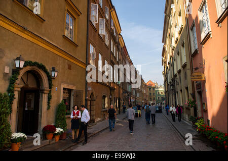 Varsovie, Pologne. Oct 11, 2014. Les piétons, les résidents locaux et les touristes, des maisons anciennes qui coin l'architecture de la vieille ville, dans le quartier de Stare Miasto Varsovie, Pologne, 11 octobre 2014. Photo : Thomas Eisenhuth/dpa/Alamy Live News Banque D'Images