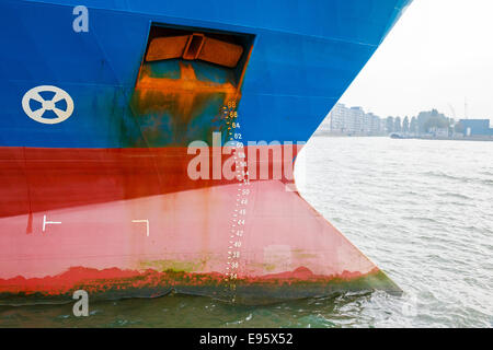 Grand bateau avec échelle de tirant d'ancrage et sur l'arc Banque D'Images