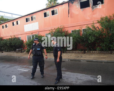 Gibraltar. 20 Oct, 2014. À environ 18h00 équipe d'incendie ont été appelées pour lutter contre un incendie à l'ancienne Dame Williams Cancer Centre. Deux offres ont assisté à la scène, avec la police, la fermeture de Devils Tower Road, dans les deux sens. Pour près d'une heure les pompiers s'attaque à un brasier à l'intérieur de l'établissement abandonné. Aucun blessé n'a été enregistré. Crédit : Stephen Ignacio/Alamy Live News Banque D'Images