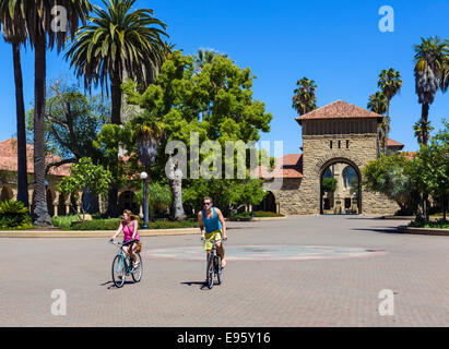 Les cyclistes dans les principaux Quad, Stanford University, Palo Alto, Californie, États-Unis Banque D'Images