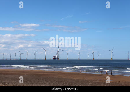 Teeside parcs offshore vu de Redcar, Royaume-Uni. Le stand des éoliennes en mer du Nord. Banque D'Images