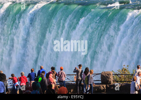 Donnant sur les touristes et profiter de la vue à des chutes canadiennes, partie de la région de Niagara Falls, Ontario, Canada. Banque D'Images