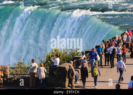 Donnant sur les touristes et profiter de la vue à des chutes canadiennes, partie de la région de Niagara Falls, Ontario, Canada. Banque D'Images