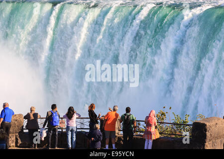 Donnant sur les touristes et profiter de la vue à des chutes canadiennes, partie de la région de Niagara Falls, Ontario, Canada. Banque D'Images