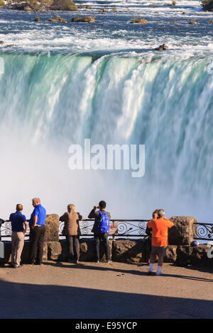 Donnant sur les touristes et profiter de la vue à des chutes canadiennes, partie de la région de Niagara Falls, Ontario, Canada. Banque D'Images