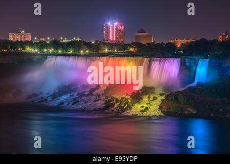 Spectacle léger à l'American Falls, une partie de la région de Niagara Falls, Ontario, Canada. Banque D'Images