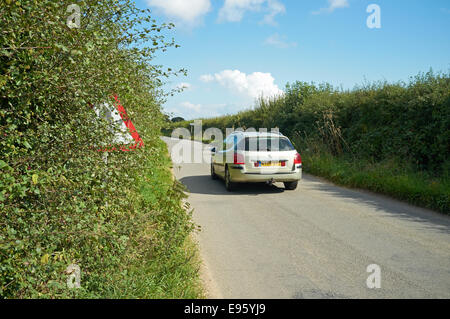 En partie caché road traffic sign montrant la route latérale Banque D'Images