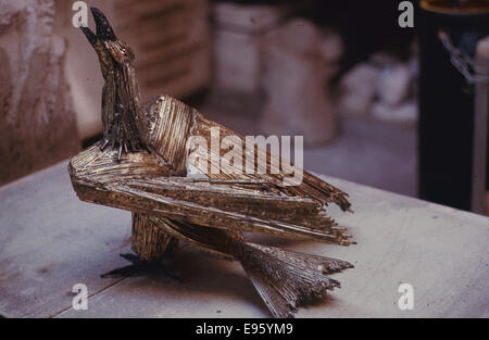 Cette sculpture présente un aigle à tête blanche fait de tubes en bronze et en cuivre. Il capture la forme majestueuse de l’aigle, souvent associée à la force et à la liberté, en utilisant des matériaux métalliques pour créer une représentation complexe et artistique. Le travail reflète le mélange de nature et de savoir-faire souvent vu dans les arts visuels Banque D'Images