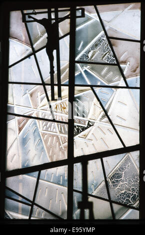 Une photographie des fenêtres en verre de couleur fusionné à la chapelle des nonnes, Bishop Lynch High School à Dallas, Texas, prise en 1963. L'image met en valeur le design artistique et les couleurs vibrantes des fenêtres dans cette église du sud-ouest. Banque D'Images